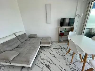 Télévision ou salle de divertissement dans l'établissement Le CHOUTA BEACH