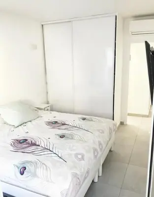 Un ou plusieurs lits dans un hébergement de l'établissement Impeccable 3 pièces avec balcons, la plage à 50m Juan les pins proche Cannes