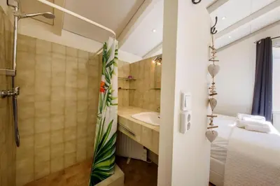 Salle de bains dans l'établissement 06V - Belle villa - jacuzzi - piscine - tennis