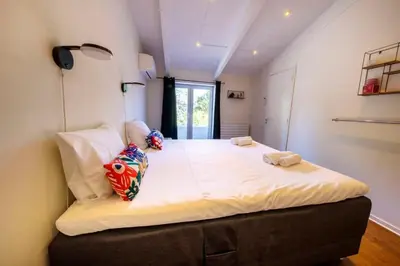 Un ou plusieurs lits dans un hébergement de l'établissement 06V - Belle villa - jacuzzi - piscine - tennis
