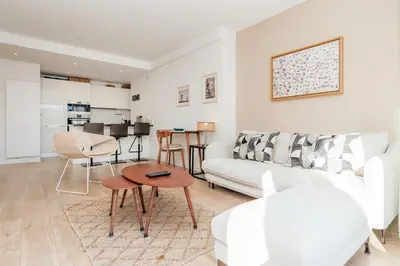 Cuisine ou kitchenette dans l'établissement XXL 2 beds with XXL terrace next to Martinez Hotel