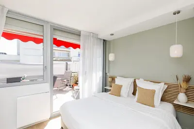 Un ou plusieurs lits dans un hébergement de l'établissement XXL 2 beds with XXL terrace next to Martinez Hotel