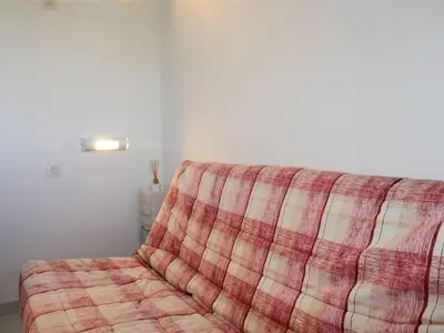 Coin salon dans l'établissement Bel appartement 3 pièces avec terrasse et parking à Villeneuve-Loubet Plage - FR-1-252A-84
