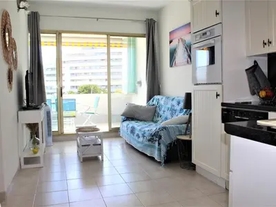 Cuisine ou kitchenette dans l'établissement Bel appartement 3 pièces avec terrasse et parking à Villeneuve-Loubet Plage - FR-1-252A-84