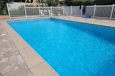 Piscine de l'établissement Nice studio 30 m with terrace and pool ou située à proximité