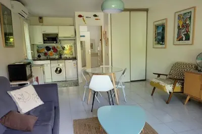 Cuisine ou kitchenette dans l'établissement Nice studio 30 m with terrace and pool