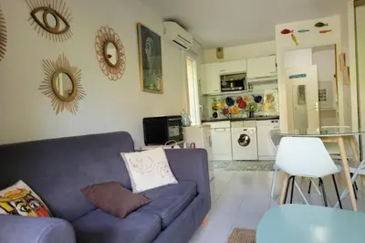 Cuisine ou kitchenette dans l'établissement Nice studio 30 m with terrace and pool