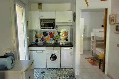 Cuisine ou kitchenette dans l'établissement Nice studio 30 m with terrace and pool