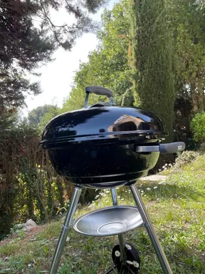 Barbecue disponible mis à disposition des clients de l'appartement