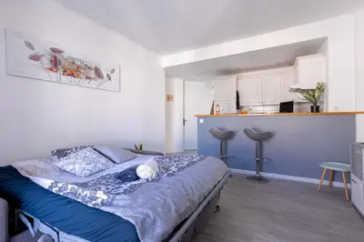 Un ou plusieurs lits dans un hébergement de l'établissement Cannes centre apartment with a balcony
