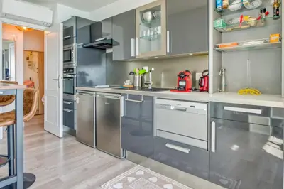 Cuisine ou kitchenette dans l'établissement Appartement Rivage - Welkeys