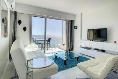 Télévision ou salle de divertissement dans l'établissement REF 1769 - Cannes - Sea view penthouse for rent