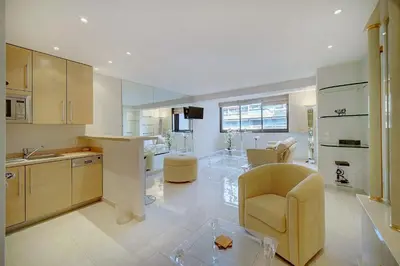 Cuisine ou kitchenette dans l'établissement REF 1389 - Cannes Center - Apartment for rent