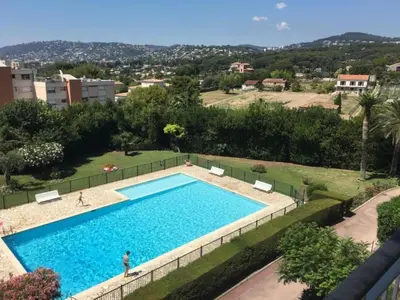 Piscine de l'établissement Bel appartement avec terrasse, piscine, parking privé et club de tennis, padel en sus ou située à proximité