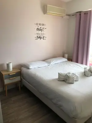 Un ou plusieurs lits dans un hébergement de l'établissement Bel appartement avec terrasse, piscine, parking privé et club de tennis, padel en sus