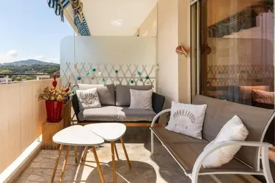 Coin salon dans l'établissement Bel appartement avec terrasse, piscine, parking privé et club de tennis, padel en sus