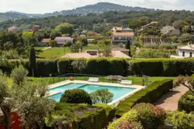 Piscine de l'établissement Bel appartement avec terrasse, piscine, parking privé et club de tennis, padel en sus ou située à proximité