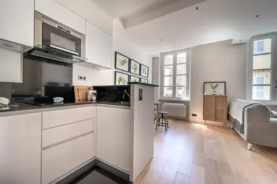 Cuisine ou kitchenette dans l'établissement Studio de l'Horloge - Welkeys