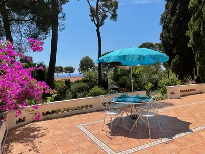 Jardin de l'établissement Rez-de-chaussée dans grand jardin provençal, à la villa Tatiana