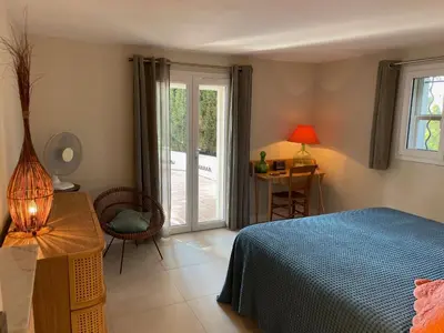 Un ou plusieurs lits dans un hébergement de l'établissement Rez-de-chaussée dans grand jardin provençal, à la villa Tatiana