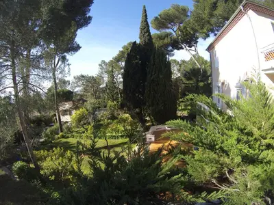 Jardin de l'établissement Rez-de-chaussée dans grand jardin provençal, à la villa Tatiana