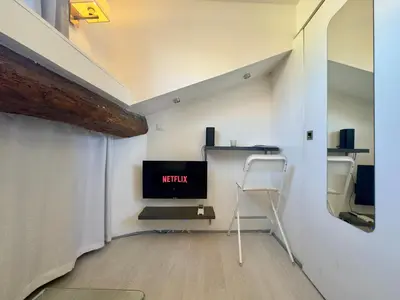 Télévision ou salle de divertissement dans l'établissement Mini Studio Le Chabaud SCLS - Wifi, Clim, Centre-Ville