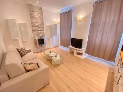 Télévision ou salle de divertissement dans l'établissement Le Chabaud SCLS - Clim, Wifi, Hyper centre