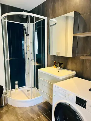 Salle de bains dans l'établissement LES PALMIERS - Appartement avec piscine proche plages - Wifi et Clim