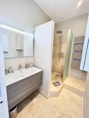 Salle de bains dans l'établissement Cannes Vidal Rue Antibes SNCF station 2 mn 1 BR new 2024 quiet building hyper center by Olam Properties