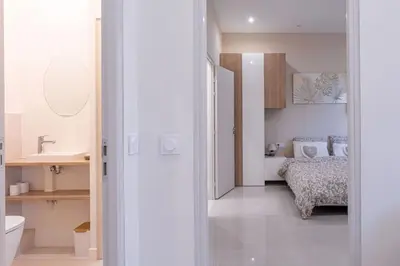 Un ou plusieurs lits dans un hébergement de l'établissement Luxury Apt With Large Terrace On Famous Rue D'antibes! - Pasteur Apt by Halldis