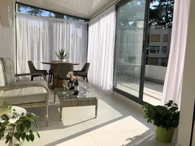 Coin salon dans l'établissement Appartement montfleury, 2 terrasses, 2 chambres , 2 sdb , pkg privé piscine, 15 min walk to Croisette beach and Palais des festivals
