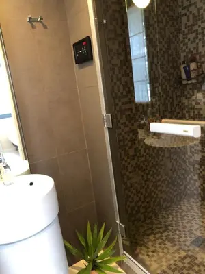 Salle de bains dans l'établissement Appartement montfleury, 2 terrasses, 2 chambres , 2 sdb , pkg privé piscine, 15 min walk to Croisette beach and Palais des festivals