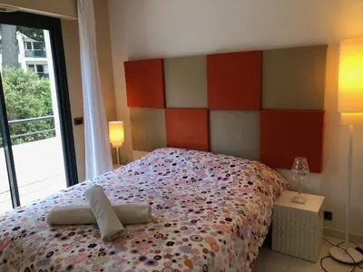 Un ou plusieurs lits dans un hébergement de l'établissement Appartement montfleury, 2 terrasses, 2 chambres , 2 sdb , pkg privé piscine, 15 min walk to Croisette beach and Palais des festivals