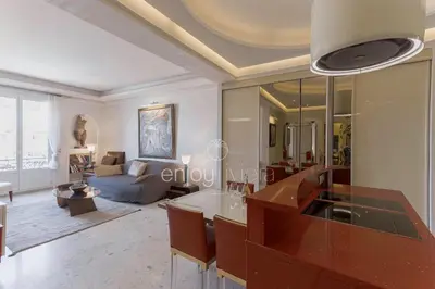 Coin salon dans l'établissement Palais Miramar Suite Art Modern - Derniere étages Vue Mer - 75m de confort - En Face des Plages -WIFI - Clim