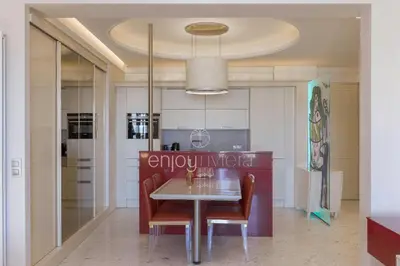 Cuisine ou kitchenette dans l'établissement Palais Miramar Suite Art Modern - Derniere étages Vue Mer - 75m de confort - En Face des Plages -WIFI - Clim