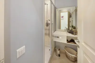 Salle de bains dans l'établissement Palais Miramar - Suite & E37 - 20M Plage - Croisette Emplacement Unique - WIFI - Clim