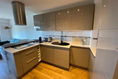 Cuisine ou kitchenette dans l'établissement WE CANNES ! Terrace sea view swimming pool car park Cannes Center