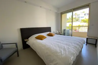 Un ou plusieurs lits dans un hébergement de l'établissement Exceptional Cannes Center sea view and swimming pool LIVE IN PARC BRUYERE