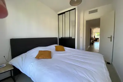 Un ou plusieurs lits dans un hébergement de l'établissement Exceptional Cannes Center sea view and swimming pool LIVE IN PARC BRUYERE