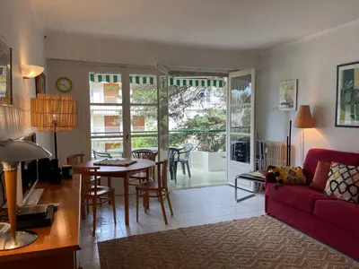 Coin salon dans l'établissement Cannes Martinez climatisé 5 couchages