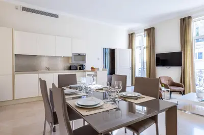 Cuisine ou kitchenette dans l'établissement 3 pièces rue dAntibes à deux pas du Palais des festivals