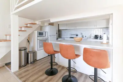 Cuisine ou kitchenette dans l'établissement Beautiful Renovated Studio with AC and TERRACE - Benakey
