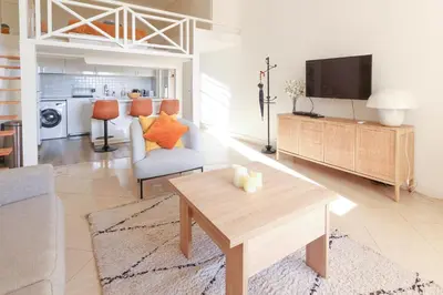 Télévision ou salle de divertissement dans l'établissement Beautiful Renovated Studio with AC and TERRACE - Benakey