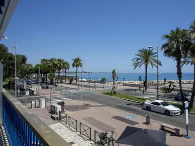 Vue générale sur la mer ou vue sur la mer prise depuis l'appartement