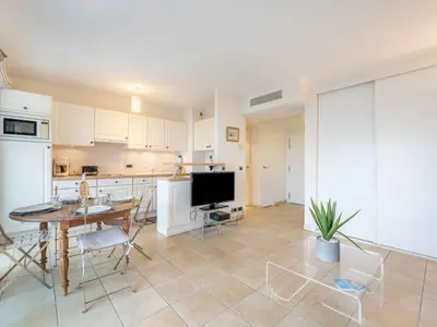 Cuisine ou kitchenette dans l'établissement Apartment Cristal Croisette-4 by Interhome