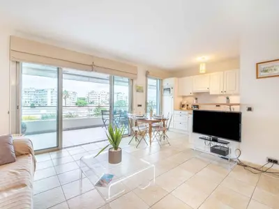 Cuisine ou kitchenette dans l'établissement Apartment Cristal Croisette-4 by Interhome