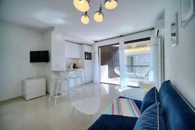 Télévision ou salle de divertissement dans l'établissement REF 1745 - Cannes Center - Studio for rent