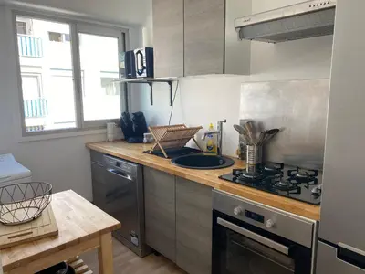 Cuisine ou kitchenette dans l'établissement Confort - Appartement Cosy - Proche Mer ***