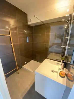 Salle de bains dans l'établissement Confort - Appartement Cosy - Proche Mer ***