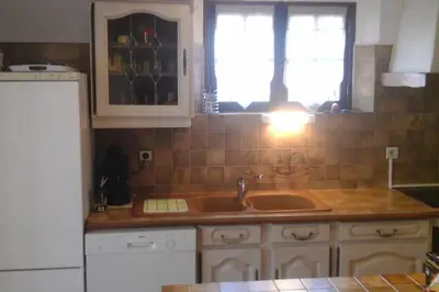 Cuisine ou kitchenette dans l'établissement Grand Appartement (Haut de villa) proche de la mer